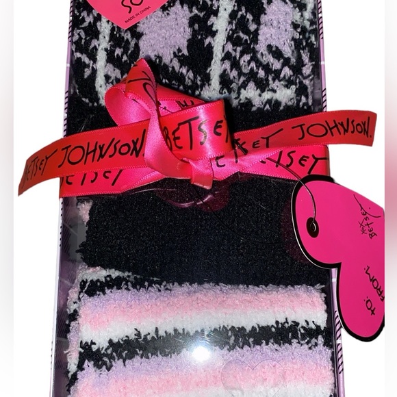 NEW Betsey Johnson 3pk plush socks - Picture 3 of 4